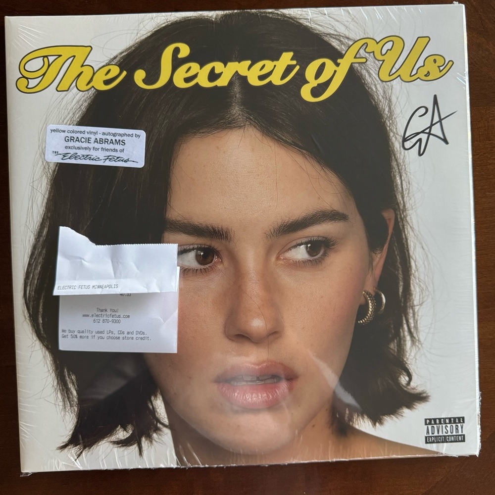 GRACIE ABRAMS THE SECRET OF US SIGNED AUTOGRAPHED YELLOW VINYL LP ALBUM ON COVER